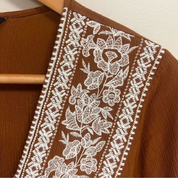 - American Eagle boho embroidered top.  Size XS - Picture 3 of 7